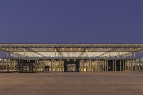 Flughafen Berlin-Brandenburg, Terminal 1 bei Nacht
