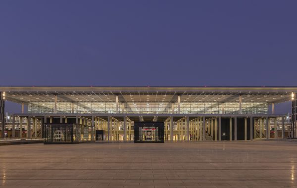 Flughafen Berlin-Brandenburg, Terminal 1 bei Nacht