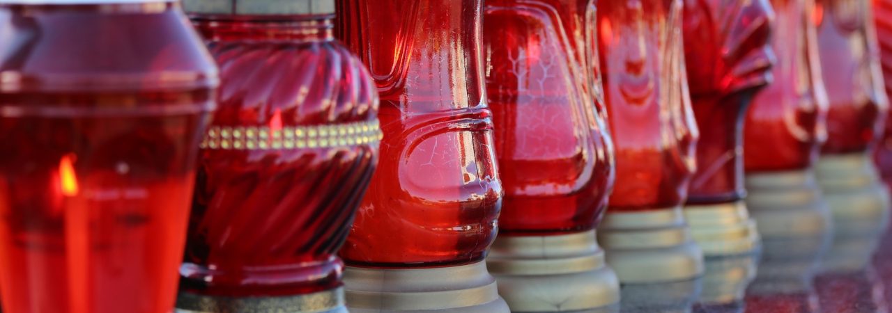 Rote Grablichter