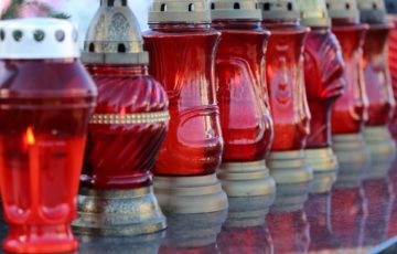 Rote Grablichter
