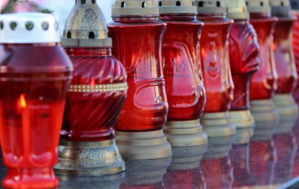 Rote Grablichter