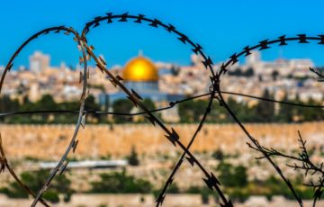 Stacheldraht vor dem historischem Jerusalem