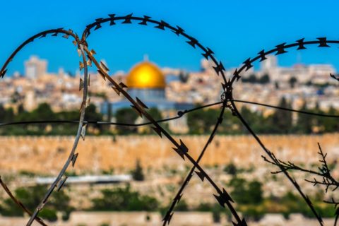 Stacheldraht vor dem historischem Jerusalem