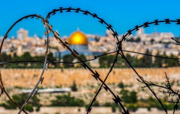 Stacheldraht vor dem historischem Jerusalem