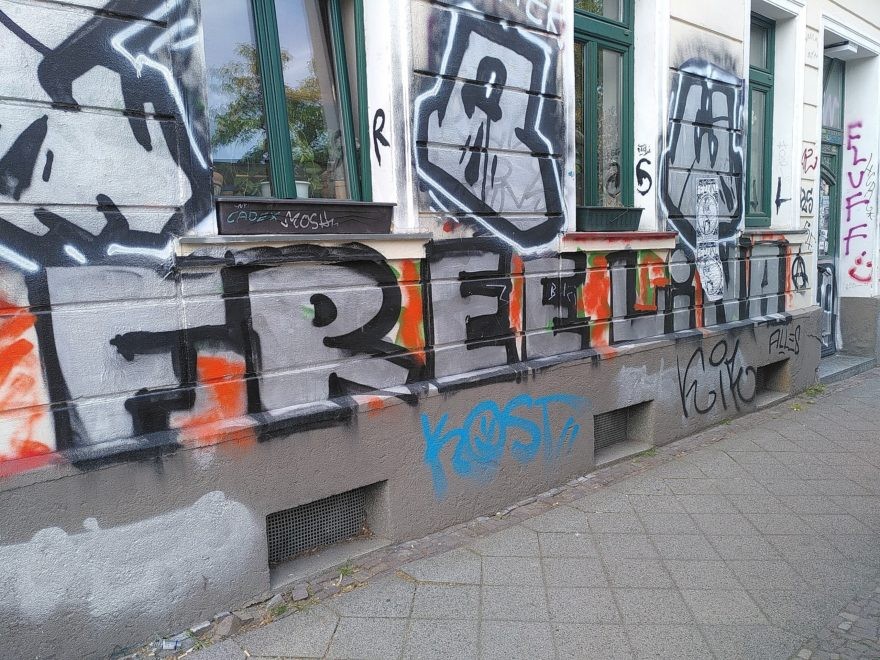 "Free Lina"-Graffito am Haus Herderstraße 13 in Leipzig-Connewitz