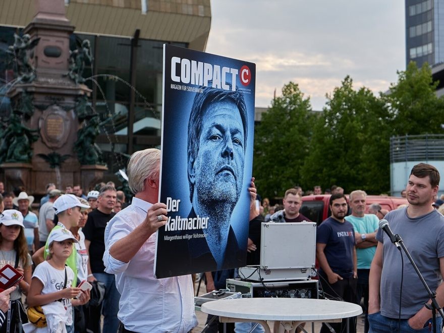 Jürgen Elsässer (COMPACRT-Magazin) am 05.09.2022 auf dem Augustusplatz in Leipzig bei einer Kundgebung der »Freien Sachsen«