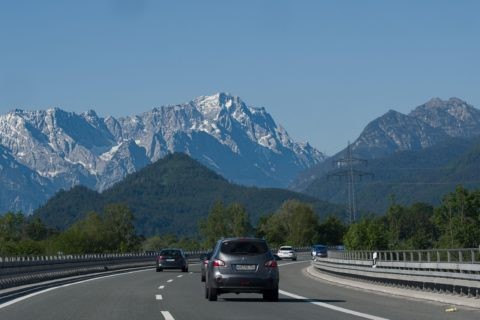 Autobahn mit Blöick auf die Alpen