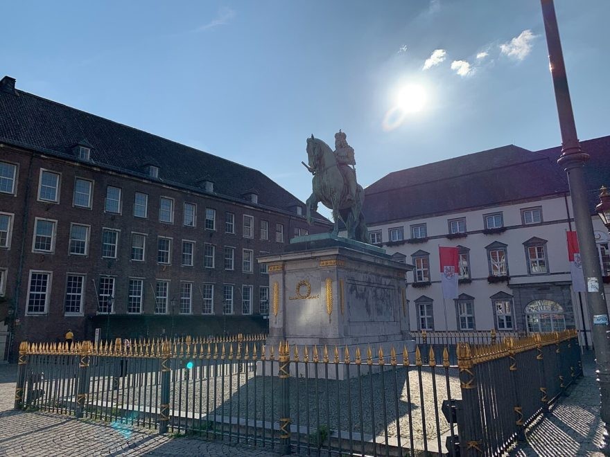 Düsseldorf: Rathaus mit Jan-Wellem-Denkmal