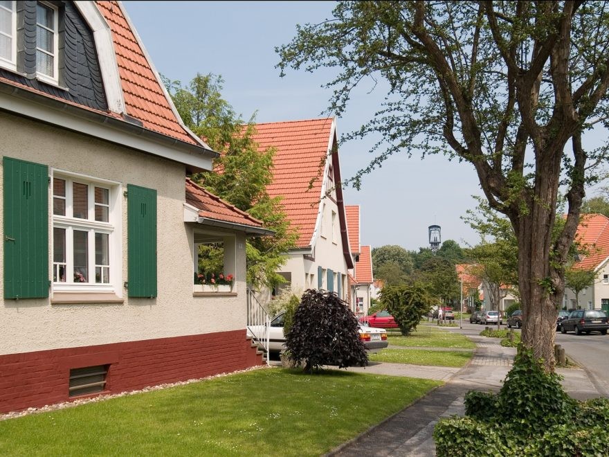 Herne, Siedlung Teutoburgia, im Hintergrund das Schachtgerüst der namensgebenden Zeche