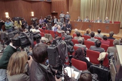 Pressekonferenz im Internationalen Pressezentrum der DDR-Regierung am 9. November 1989, auf dem Podium (v. l. n. r.) Labs, Banaschak, Schabowski, Beil