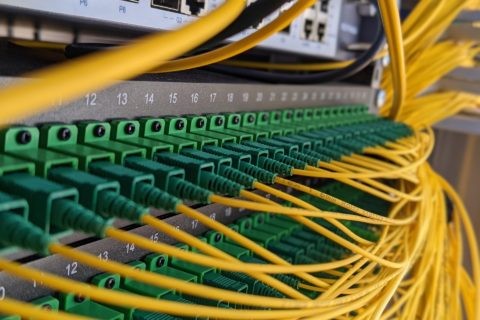 Glasfaserkabel und Anschlüsse im Netzwerkverteiler