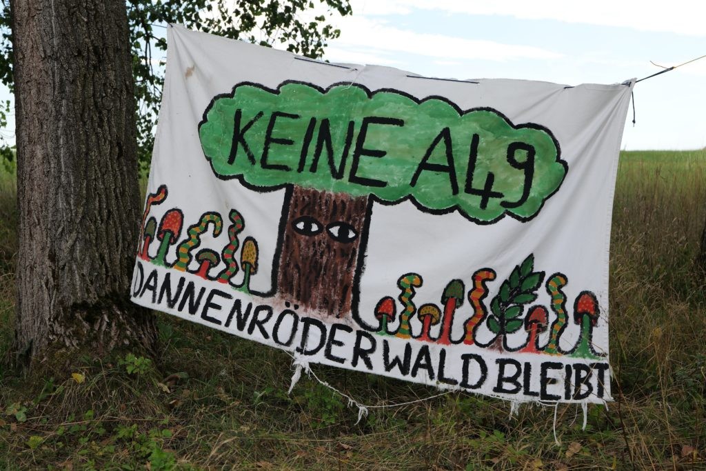 Protestbanner am Dannenröder Forst