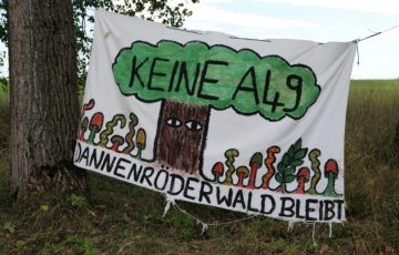 Protestbanner am Dannenröder Forst