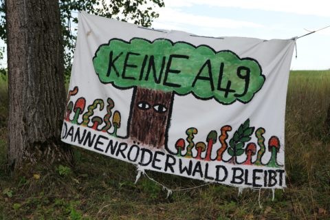 Protestbanner am Dannenröder Forst