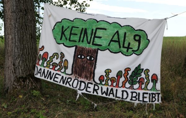 Protestbanner am Dannenröder Forst