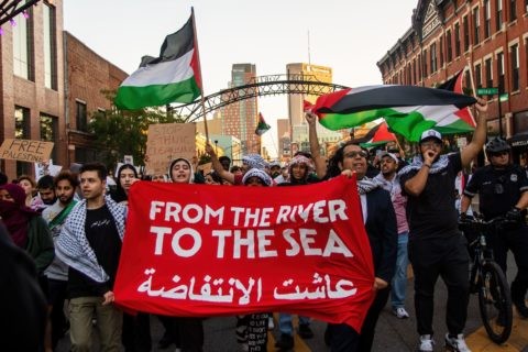 Sloagen "From the River to the Sea" auf einer Pro-Palästina-Demonstration