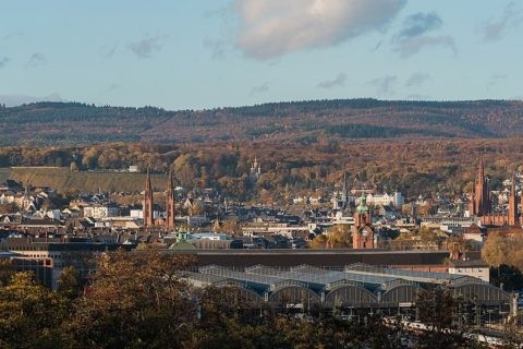 Panorama des Vordertaunus und des Taunushauptkamms von Wiesbaden aus