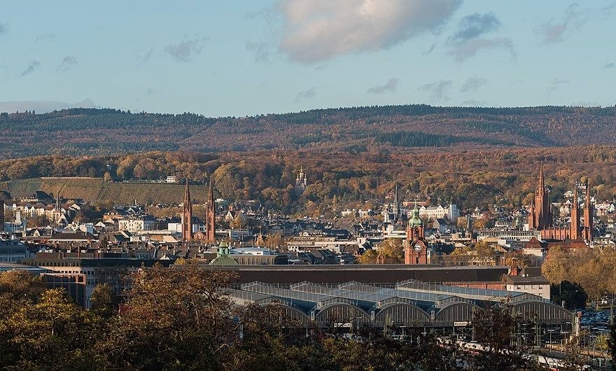 Panorama des Vordertaunus und des Taunushauptkamms von Wiesbaden aus