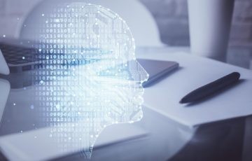 Digitales Kopfprofil aus Schaltkreisen vor Laptop