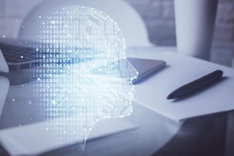 Digitales Kopfprofil aus Schaltkreisen vor Laptop