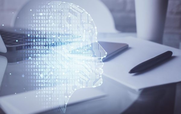 Digitales Kopfprofil aus Schaltkreisen vor Laptop
