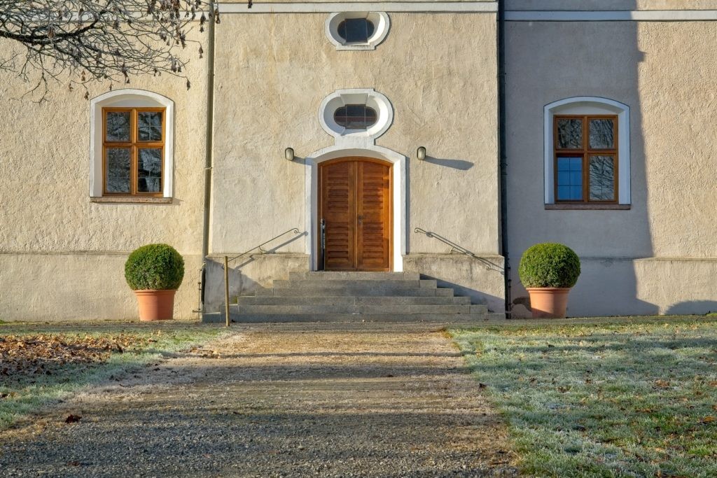 Hausfassade mit Blumentöpfen