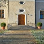 Hausfassade mit Blumentöpfen