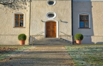 Hausfassade mit Blumentöpfen