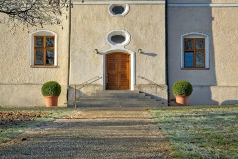 Hausfassade mit Blumentöpfen