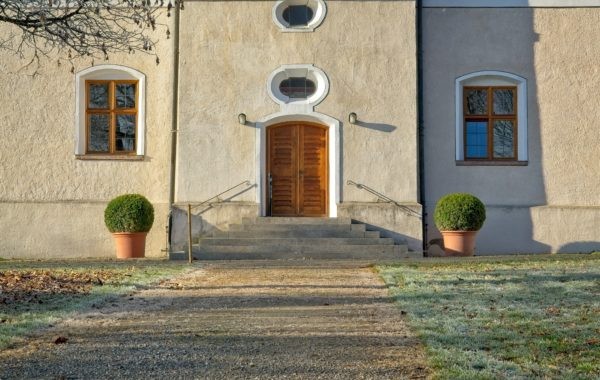 Hausfassade mit Blumentöpfen