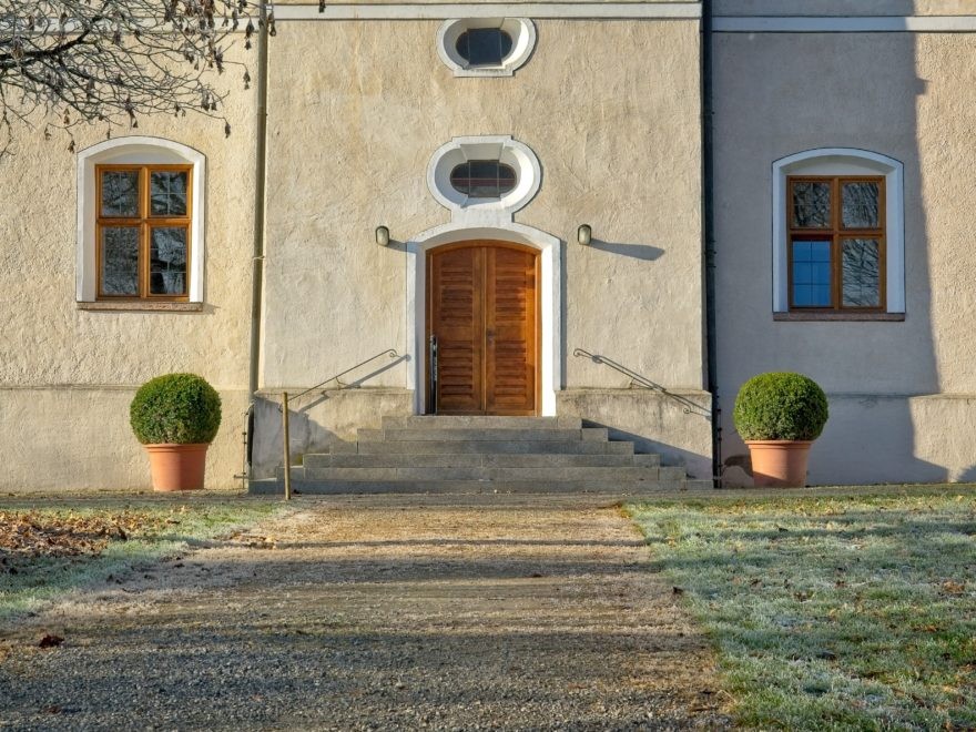 Hausfassade mit Blumentöpfen