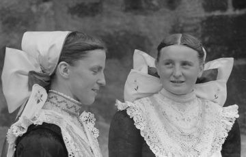 Zwei Frauen in traditioneller sorbischer Tracht