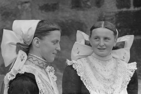 Zwei Frauen in traditioneller sorbischer Tracht