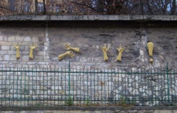 Reliefskulptur in Gebärdensprache an einer Steinmauer: „Das Leben ist schön, seid glücklich und liebt einander“, von der tschechischen Bildhauerin Zuzana Čížková in Prag