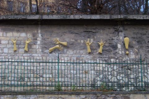Reliefskulptur in Gebärdensprache an einer Steinmauer: „Das Leben ist schön, seid glücklich und liebt einander“, von der tschechischen Bildhauerin Zuzana Čížková in Prag