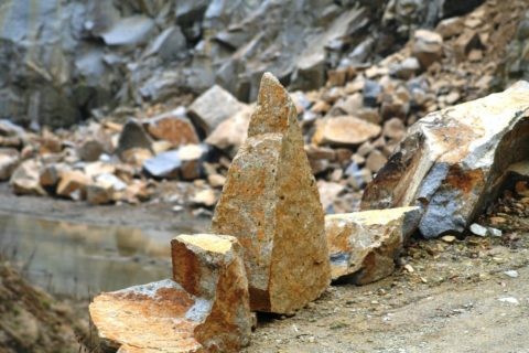 Felsblock im Steinbruch