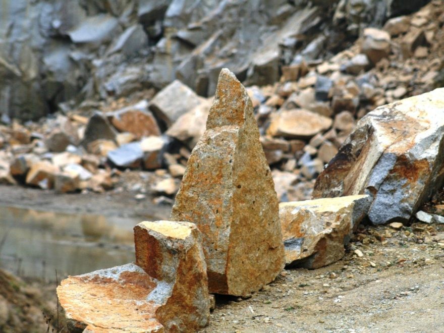 Felsblock im Steinbruch
